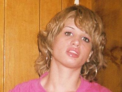 Shannan Gilbert is posing for the picture as her head is slightly tilted, she is wearing a pink top.